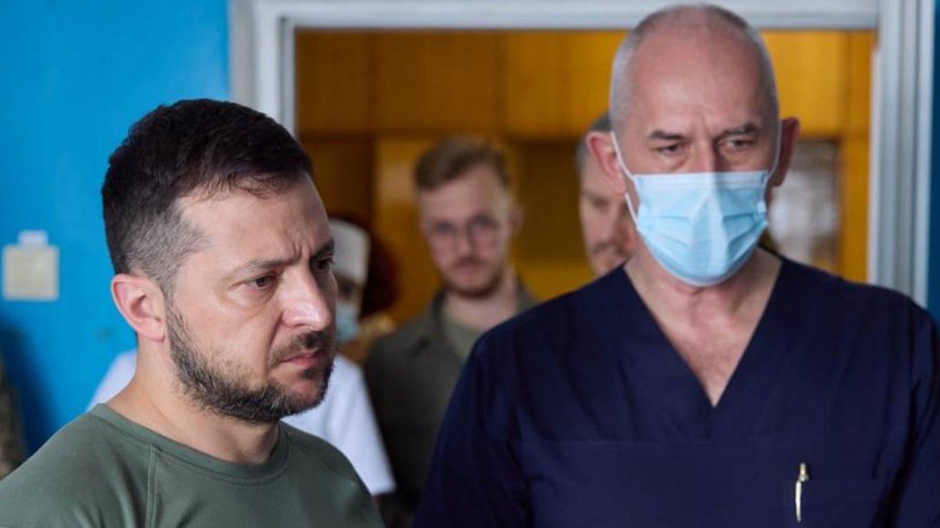 "Дякую, що захищаєте": Зеленський відвідав у лікарні Львівщини поранених військових (фото)