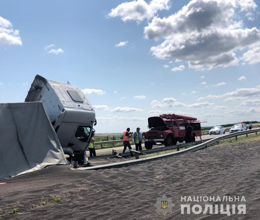 Вся траса завалена рапсом: під Одесою перевернулась вантажівка