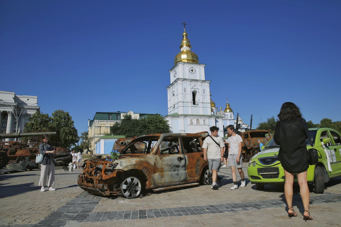 Виставка техніки на Михайлівській площі в центрі Києва