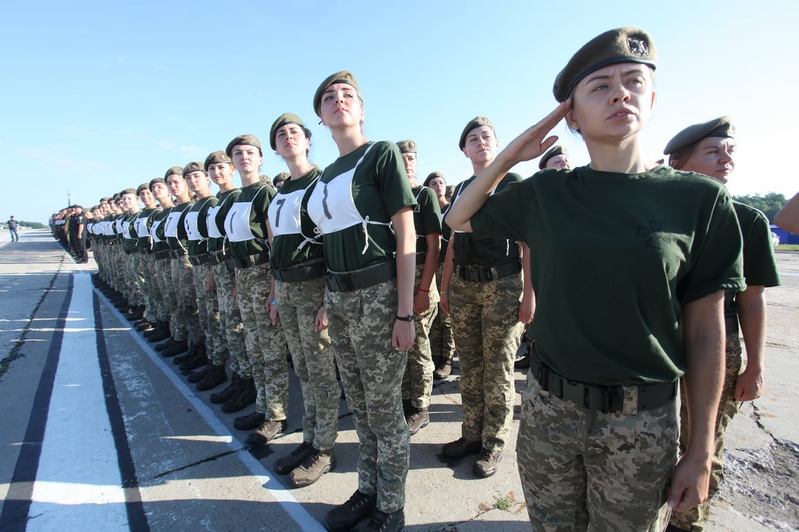 Жінки зараз добровільно вступають на військову службу