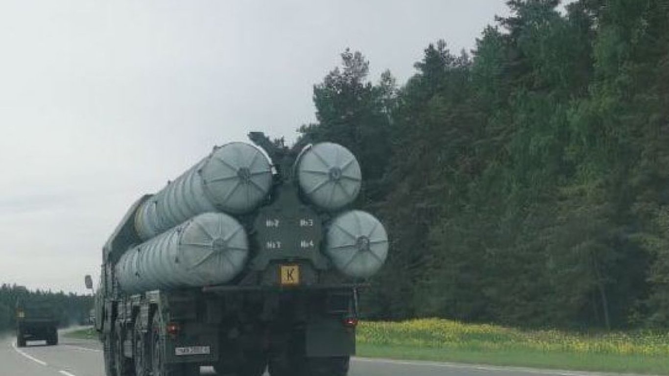 ЗРК С-300 - з Білорусі до України їде колона з військовою технікою
