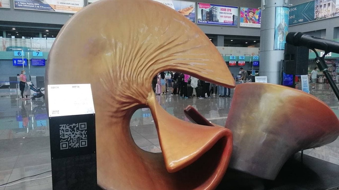 В Одесі у холі аеропорту відкрили унікальну скульптуру “Звуки Міста”
