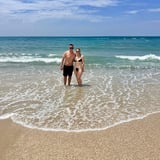 Dos viajeros junto a las olas en Playa Linda