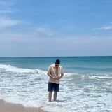 Viajero en la orilla de Playa Linda