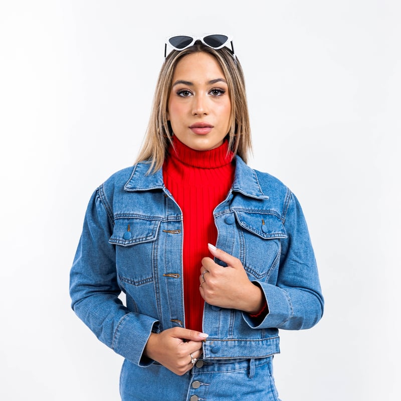 combinar chaqueta azul claro mujer