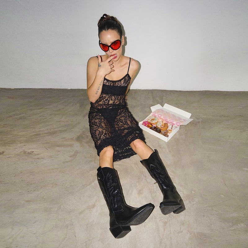 Vestido Negro Look Con Botas Texanas Blancas Botas Vaqueras Mujer