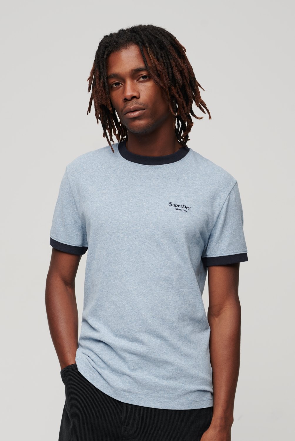 Hombre con polera hot sale