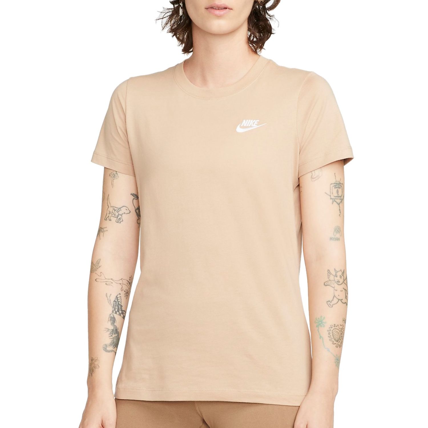 CAMISETA NIKE CLUB TEE BEIGE MUJER. NIKE falabella