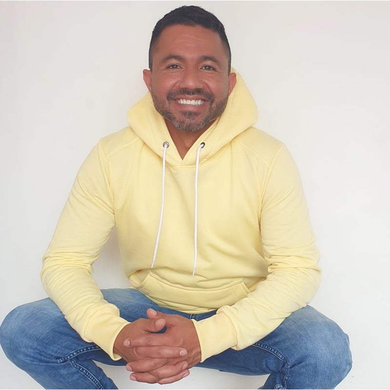 Buzo amarillo pastel hotsell