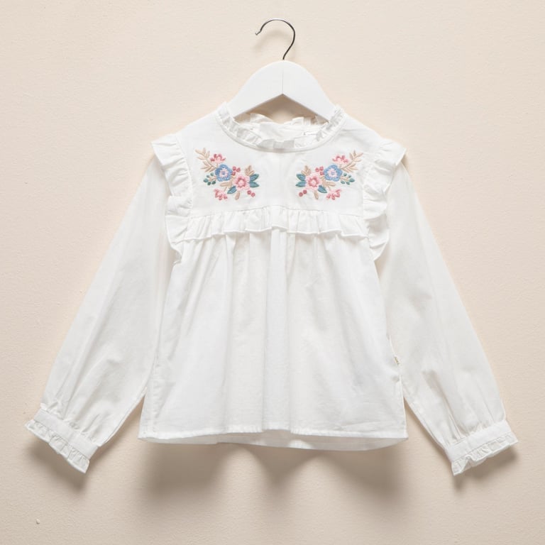 Lo último en camisetas y blusas niña hasta 30%