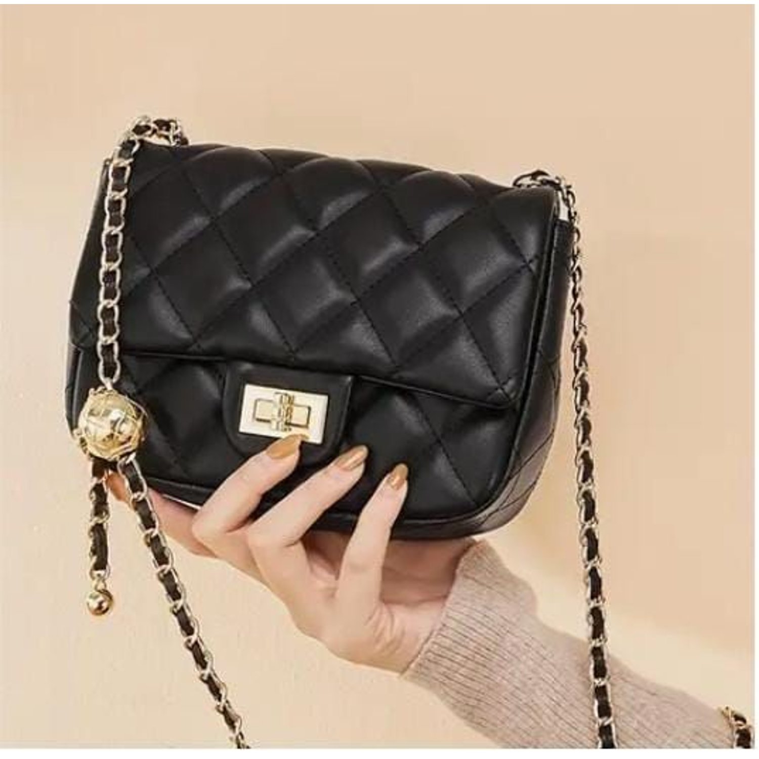 Cartera con Diseno de Cadena Negro GENERICO falabella
