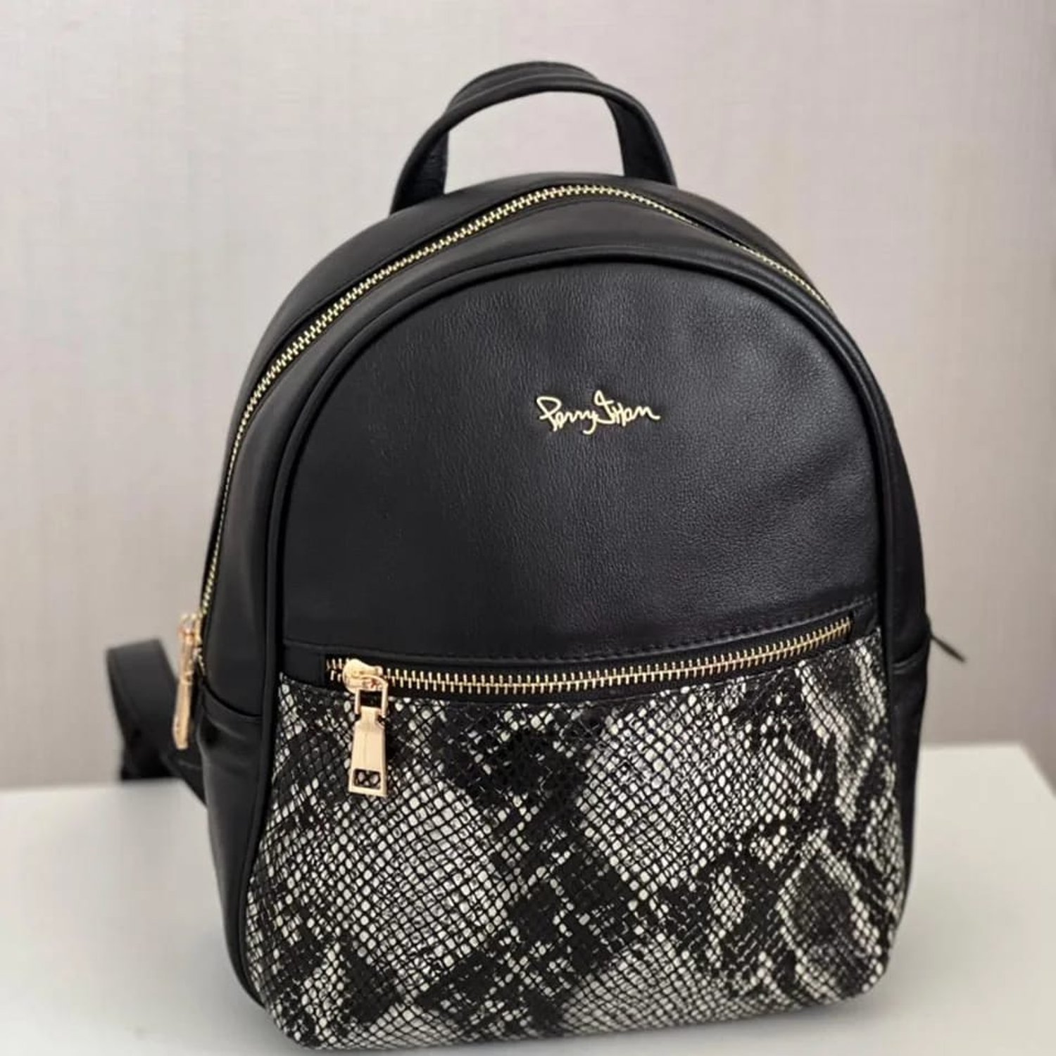 MOCHILA PEQUENA PARA MUJER DE CUERO PERRY JHAN falabella