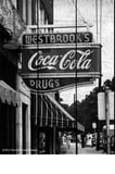 Placa de Madeira Coca Cola Drug Store Sign Preto Branco