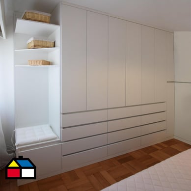 Closet color blanco  530 cm de Largo 55 cm de Fondo 240 cm de Alto.
