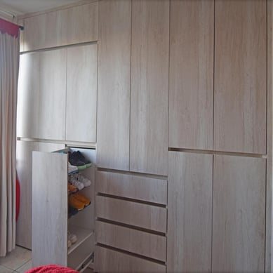 Closet color Toscana 500 cm de Largo 55 cm de Fondo 240 cm de Alto.