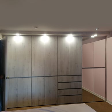Closet con instalacin color Alaska a media entre 450x55x240cm.