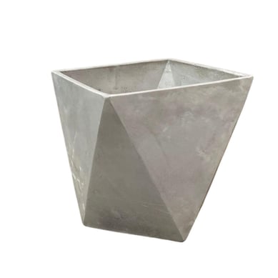 Macetero de cemento triangular 17 cm