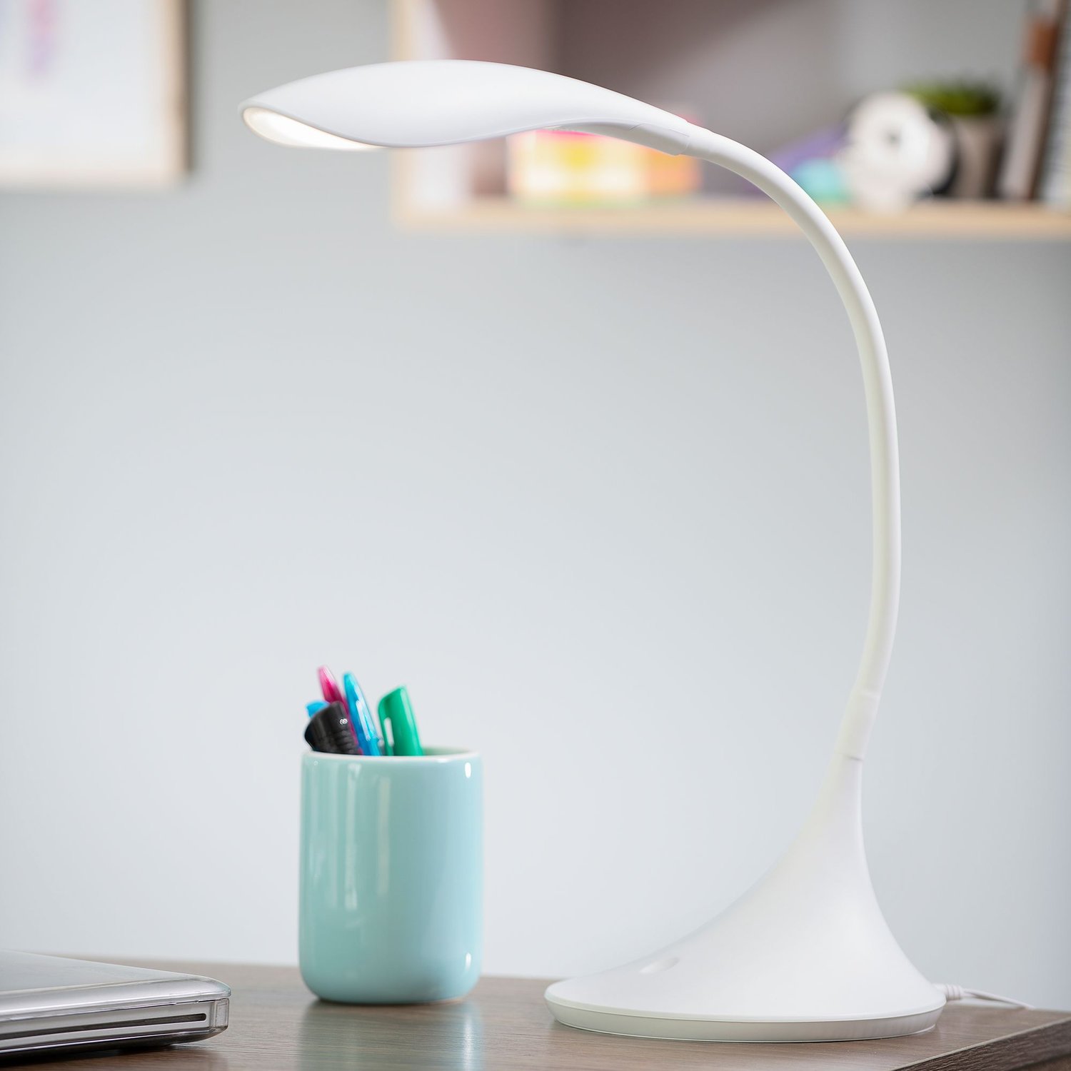 Lámpara De Escritorio Led Integrado 480 Lúmenes 4.5w Toque Dimerizable  Blanca JUST HOME COLLECTION | falabella.com