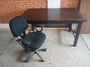 Escritorio de madera Alto:0,80cm Largo:1,40m Ancho:0,80cm + silla de oficina con rueditas