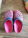un par de crocs rosa para criatura