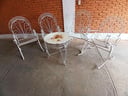 4 Sillas de metal (una silla a reparar la pata) + Mesa de metal (Con detalles)