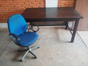Escritorio de madera Alto:0,80cm Largo:1,40m Ancho:0,80cm + silla de oficina azul con rueditas