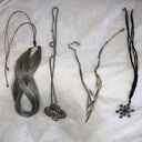 CONJUNTO DE COLLARES COMPUESTO DE: COLGANTE EN PLATA CON CIRCONES EN FORMA DE COPO DE NIEVE, COLGANTE CON CIRCONES EN FORMA DE ORQUÍDEA, COLGANTE EN PLATA CON FORMA DE RAYOS, COLGANTE CON MULTIPLES HILOS DE PLARA