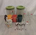 2 Jarras de plástico + 3 tazas de plástico + 3 vasos de vidrio + 1 taza + 15 cucharitas inox (Picados)