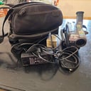 Cámara filmadora Sony, con sus cables y casettes con estuche (Enciende con pilas, se desconoce su funcionamiento total)