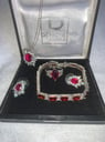 CONJUNTO DE JOYERÍA DE GALA  DE PIEDRA CIRCÓN ROJO RUBÍ COMPUESTO DE: COLLAR CON COLGANTE, AROS, ANILLO Y BRAZALETE