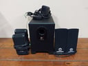 Parlantes para computadora (2 en funcionamiento - Logitech  se desconoce el funcionamiento)