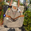 Cartera para dama de la marca Andrea maria con varios pines de diferentes diseños (Buen estado) (Usado)