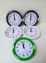 5 Reloj pequeños de pared (Sin vidrio) (Se desconoce el funcionamiento)
