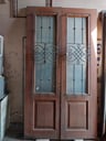 1 puerta de madera con rejas/ 2 hojas  (2/60m x 1/40m)