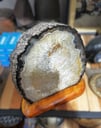 Antiguedades: Piedra Agata Natural cortada y montada sobre base de madera de 35cm