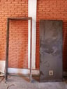 Puerta marrón con picaporte y llave (alto 2.10m/ ancho 80cm) + Marco de madera (alto 2.16m/ ancho 88cm)