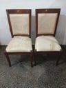 2 sillas de comedor tapizado color blanco con diseño de flores
