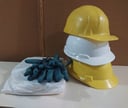 2 Mamelucos descartables de polipropileno talla 2X color blanco + 3 guantes de latex + 3 cascos de seguridad ( 1 casco roto )