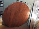 Mesa de madera redonda con patas metálicas. Medida: 140 cm.