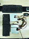 2 teclados + 2 fuentes + 1 mouse / se desconoce su funcionamiento