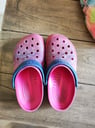 un par de crocs número j 3