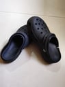 un par de crocs color negro número w 7