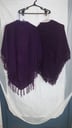DOS PONCHOS CORTOS COLOR LILA, UNO DE PAÑO CON FLORES EN EL ESCOTE, OTRO DE LANA COLOR, TALLE L -XL