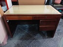 Escritorio de madera con cajones y protector de vidrio(alto 76cm, ancho 129 cm, base 75cm) + Silla sin reposa brazos (falta una ruedita)