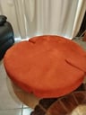 Puff  tapizado en tela naraja 1 m. de diámentro (Buen estado) A retirar del local del proveedor. Dirección: Itaugua