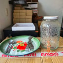 Jarra de vidrio con grifo + plato de de losa + cubiertos varios (Buen estado)