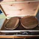 Caja de madera de asado + utensilios para asado 4 platos de madera, pica carne, 4 tenedores, 4 cuchillos (Nuevo)