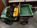 Auto eléctrico infantil John Deere 12V. Vehículo a batería con dos velocidades y marcha atrás. Asientos dobles, volante y detalles realistas tipo tractor John Deere. Buen estado, con algunos detalles de uso, Se desconoce su funcionamiento.