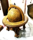 Antiguedades: Globo terraqueo decorativo con Zodiaco en Madera en doble eje de Giro, 23cm de ancho x 26cm de alto. 