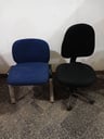 Silla de oficina para espera color azul (parte del respaldero trasero de plástico seco )  Alto:0,75m Ancho: 0,50cm + Silla de oficina  giratoria y ajustable con rueditas color negro * Buen estado Alto: 1,00m Ancho: 0,50cm